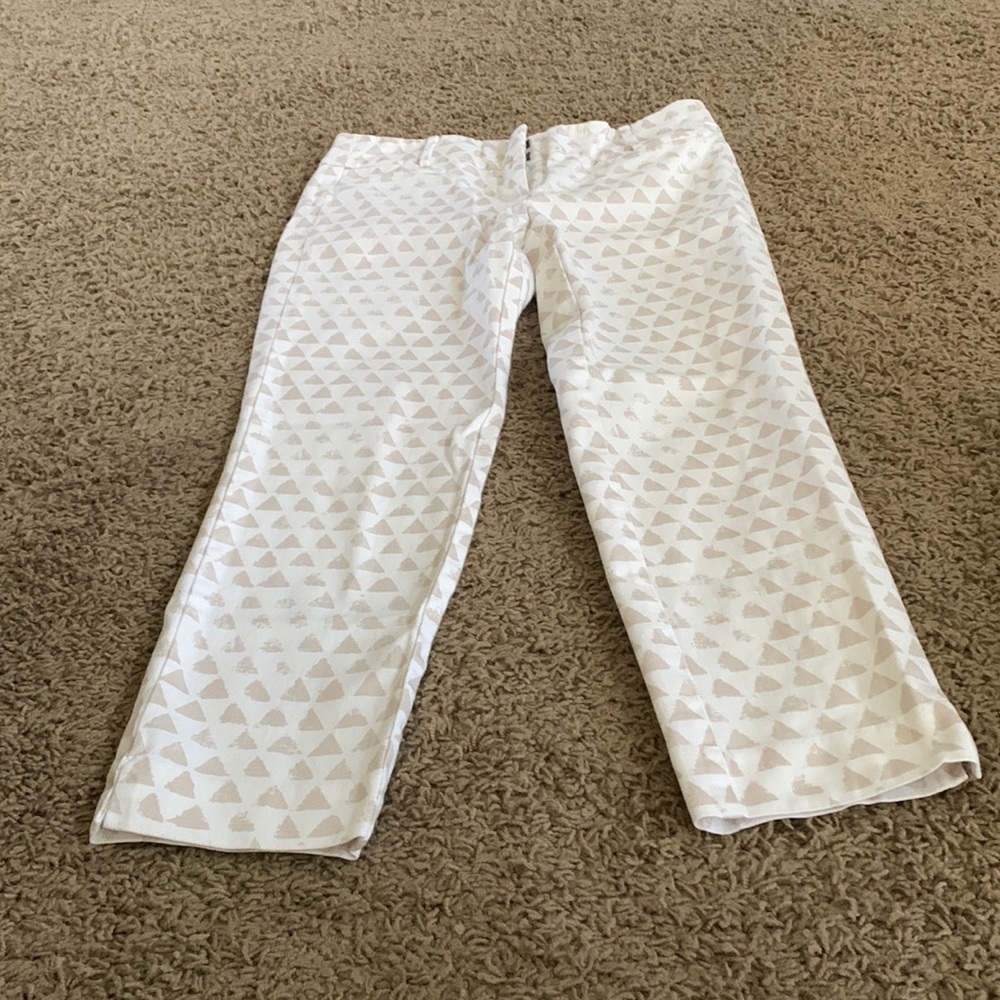 White and cream geometric design ankle dress pant.